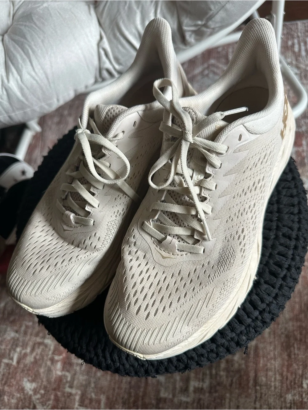 Hoka One One Clifton Cream/Beige gold series men’s 8.5 women’s 10-10.5 eu 42
